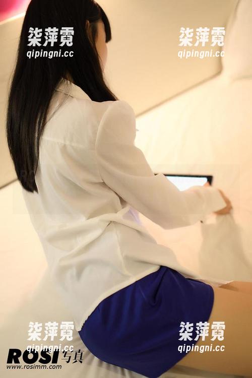 ROSI写真 ROSI精选上架:翘臀写真,拍摄时可得小心,别把兴奋给拍出来!