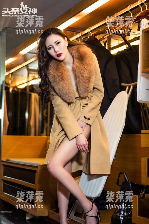 TouTiao头条女神-周思超 TouTiao头条女神 - 最新款周思超户外套图,从绿草地到蓝天空,没想到拍照也能这么随性,真是不错哦。