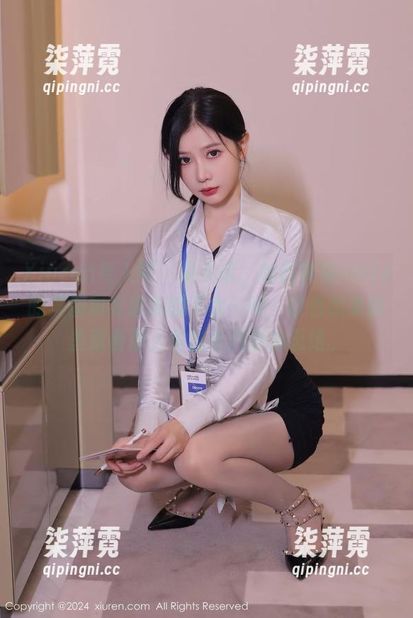 Xiuren秀人网-趁热拿铁latte Xiuren秀人网 - 说实话,趁热拿铁latte的美图跟我想象的不太一样,白色的单调里藏着那么多乱七八糟的思绪。
