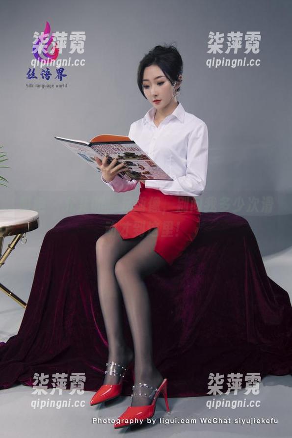 丽柜 - 允儿的裸足画像，别问我多少次滑动才到这里！