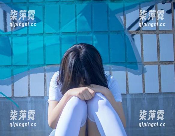今汐 今汐的OL制服原图,感觉像个被工作压得喘不过气的小白领。