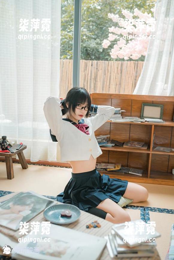 兔玩映画 兔玩映画黑色礼服私房写真全集:优雅得像是刚从旧书页里走出来的角色