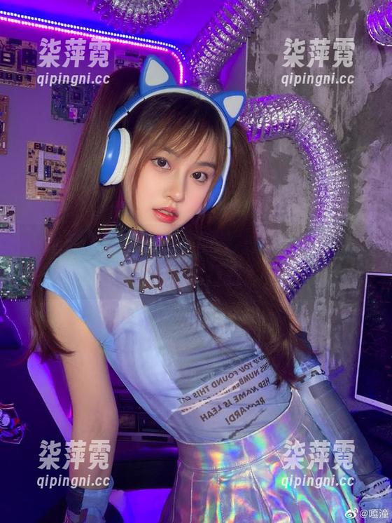 嘎潼 嘎潼潜入泳池的私房图集——这身姿,连水都不敢打扰!
