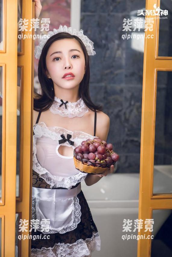 头条女神-娜依灵儿 头条女神 - 可能是植入情节,拐到娜依灵儿的白裙私房图集里,心里乱了