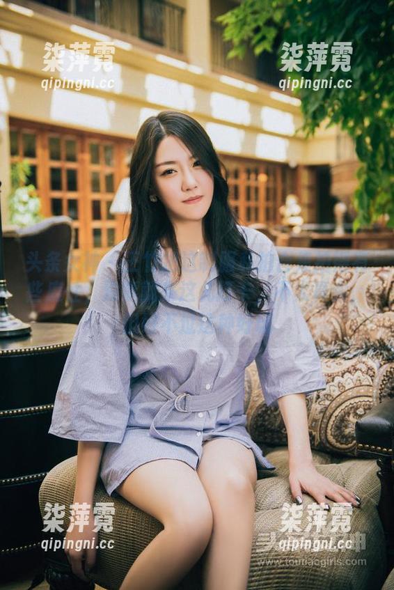 头条女神 - 王竹把这制服私拍合集拍得有些魔性，没事就来这儿打卡，不太真实，但好不过这种好玩