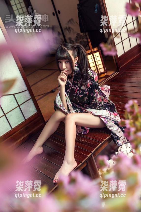 头条女神-蔡楠 头条女神 - 听说蔡楠的裤里丝图集下载了一堆迷妹,赶紧来一发!