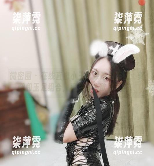 微密圈 - 在线直击小玉吃果冻的美图：美腿和玉足组合，真是让人欲罢不能。