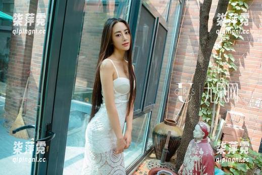 尤果网 - 墨迹未干，靳宝新出的“女友”作品，搞不好又是个小风波