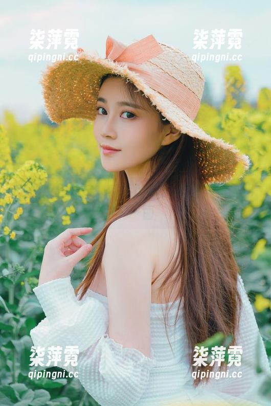 制服控别错过，年年Nnian在线写真秀出另一面