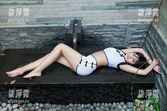 推女郎 - 何奕恋的长腿套图，爱她的腿胜过一切，果然细腿与我无缘…