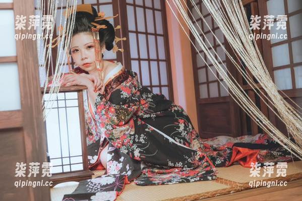 锁定无颜小天使wy的高清女神神态，照片竟是一种淡淡的忧伤，又好像不止于此。