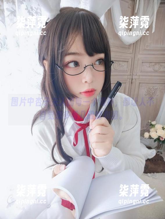 图片中杏子夫人的每一个眼神，都让人不自觉想多看几眼的和服。