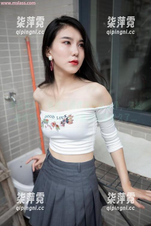 梦丝女神 - 私拍晓晓作为蕾丝女仆，忽然意识到，我的目光停留在哪里很久了...