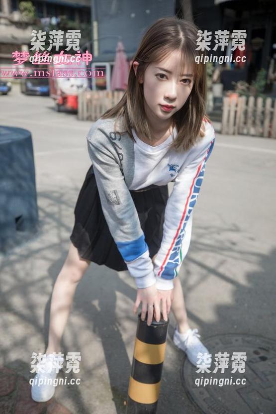 梦丝女神 - 莹仙女的网袜世界：原图里的腿，不小心成了签名照
