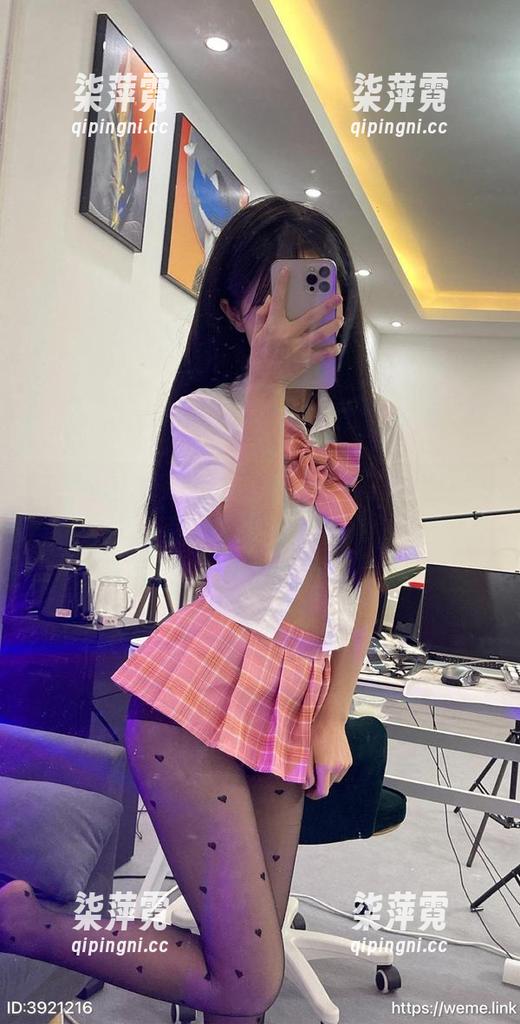 微密圈 - 看这制服，汤圆可甜了的写真简直让人想入非非。