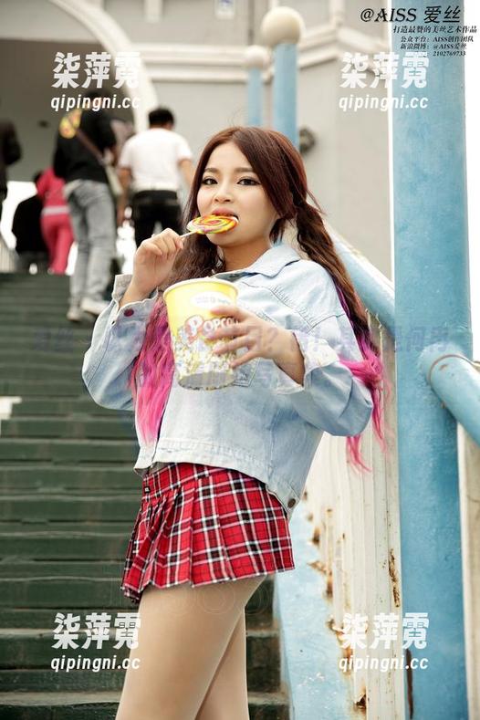 爱丝-何冉 爱丝 - 以为是美食节目?错!其实是何冉的高清厨娘写真集。
