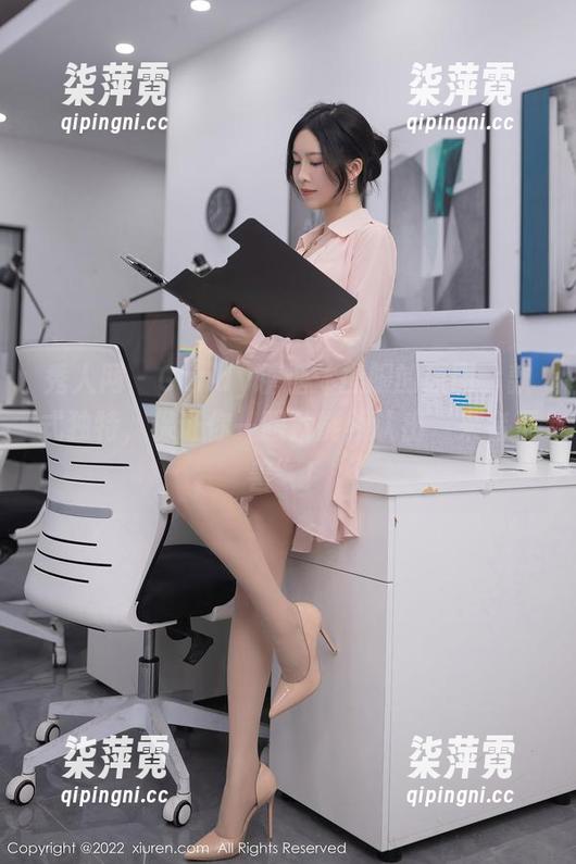 秀人网 - Candy糖糖体操服的原图，款式独特，保证你一眼就能辨认出“来者不善”！