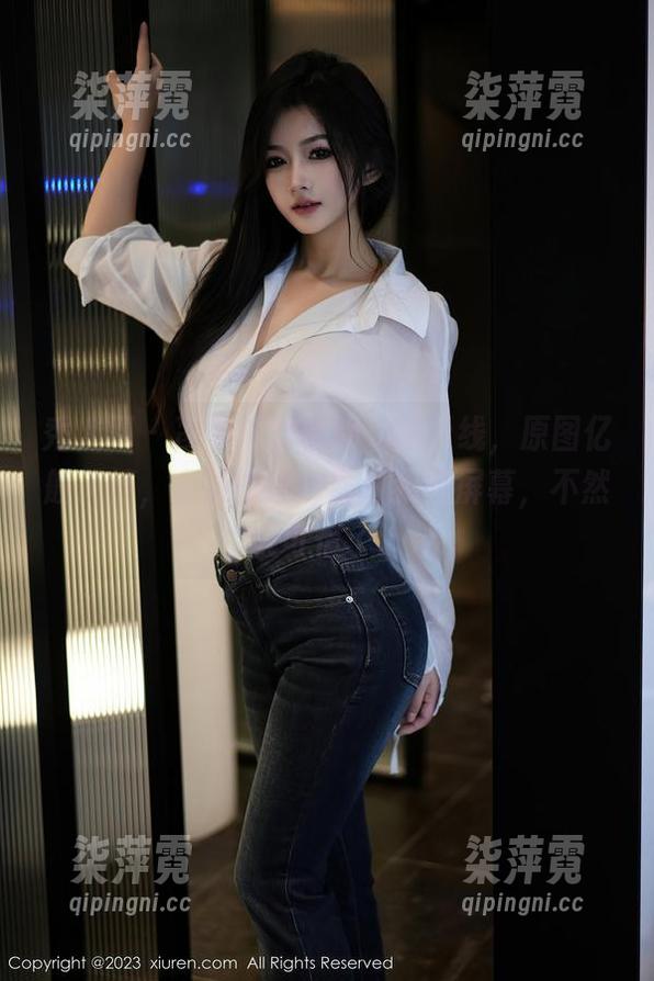 秀人网 - 凌希儿的校服人设上线，原图亿般风情，必须得让它霸占我的屏幕，不然太可惜了。