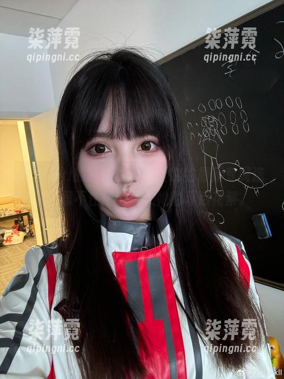 秋山AkI的新图集，亚丝娜的最新专属造型，忍不住想要加入她的幕后花絮。