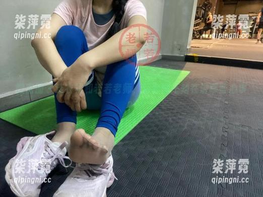若若老师 微密圈 - 连衣裙和若若老师,新套图不知在讲哪些心事?