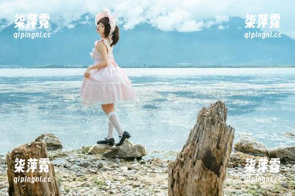 蠢沫沫 海滨风景中的蠢沫沫:作品里一丝不羁的随性气息。
