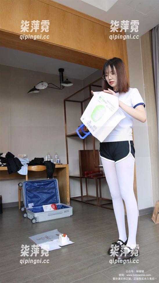 袜啵啵 - 小安的写真全套：这是一个少女的世界，怎么就破坏了我的单身计划？
