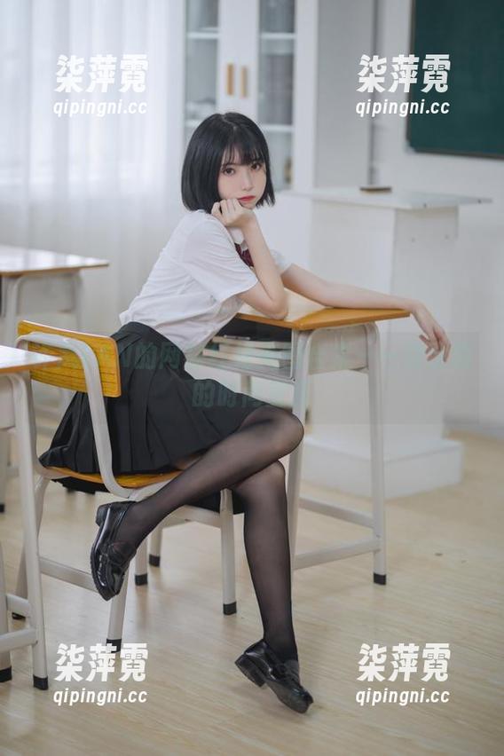 许岚LAN 许岚LAN的网袜红裙美图合集——辣眼睛的时尚宣言