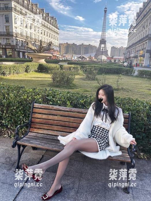 微密圈 - 软妹小九九的经典私房图片，美足上那细腻的光泽让人想多看几眼。