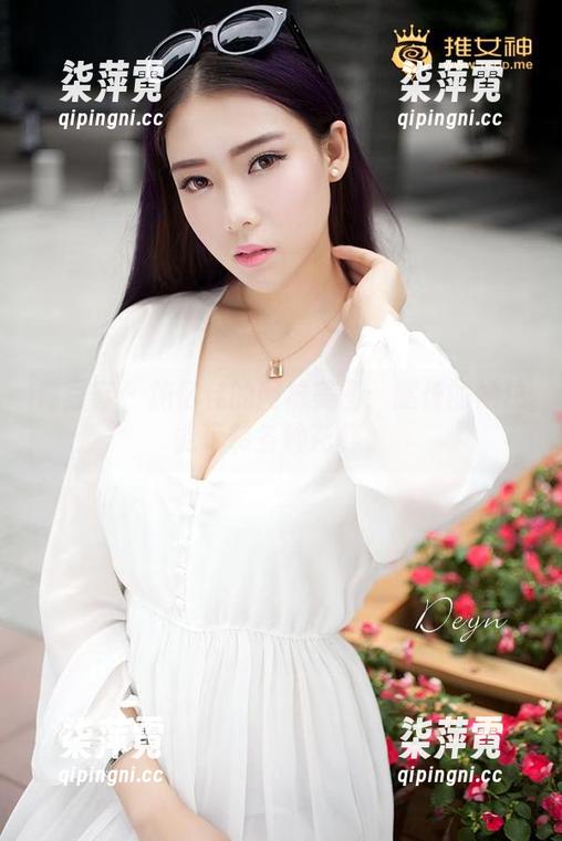 青豆客 - 施忆佳的网袜美图：腿长的她总能玩转各种花样。