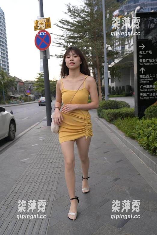 魔镜街拍-芝芝 魔镜街拍 - 芝芝把蓝色泳衣穿出了新高度,高清画面给我来了个大冲击!