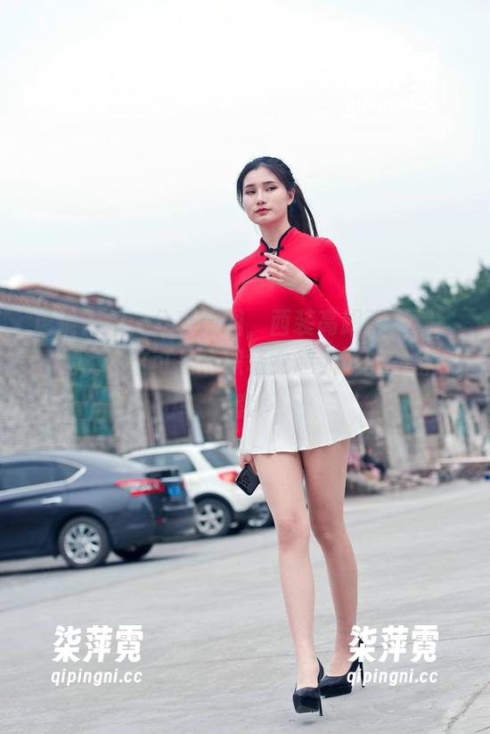 魔镜街拍：分享原图，西装高跟百褶裙，要我说，这可是‘职场女超人’的必备一套