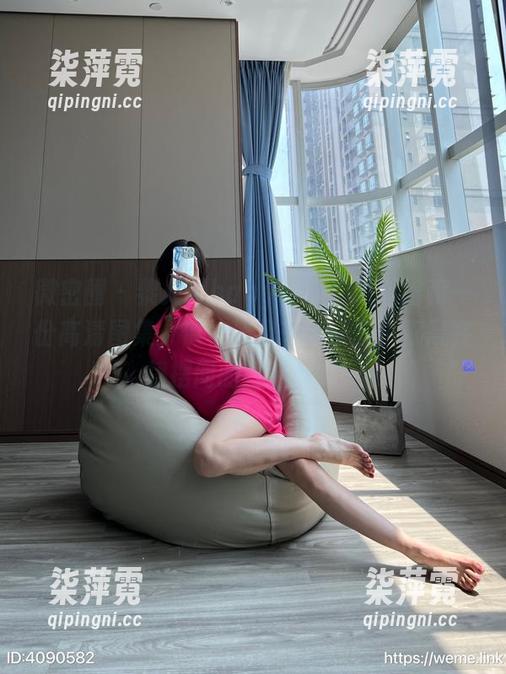 黎允熙baby 微密圈 - 黎允熙baby、绿色漏背裙和一份高清图集,偶尔让我想象一下,那风在裙摆间的轻轻呢喃…